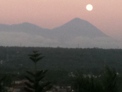 インドネシア：写真でうまく撮れませんでしたが巨大な月が出現（病室から見えた景色）